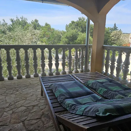 Punta Blava: Beachfront Family Retreat With Sea Views * Obrovac