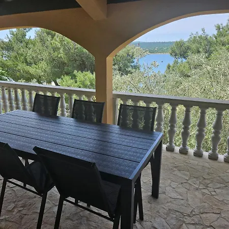 Punta Blava: Beachfront Family Retreat With Sea Views * Obrovac