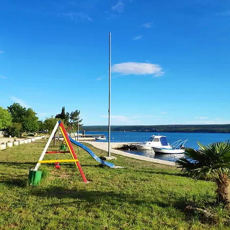 Punta Blava: Beachfront Family Retreat With Sea Views Apartment Obrovac