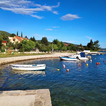 Punta Blava: Beachfront Family Retreat With Sea Views * Obrovac