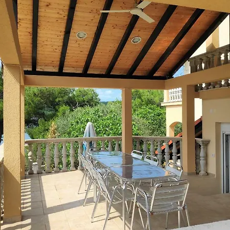 Punta Blava: Beachfront Family Retreat With Sea Views Obrovac