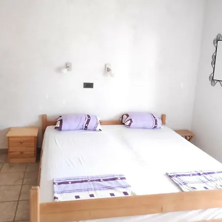 Apartment Punta Blava: Beachfront Family Retreat With Sea Views Obrovac