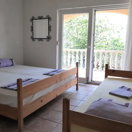 Punta Blava: Beachfront Family Retreat With Sea Views * Obrovac