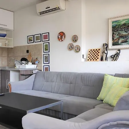 Punta Blava: Beachfront Family Retreat With Sea Views Apartment Obrovac