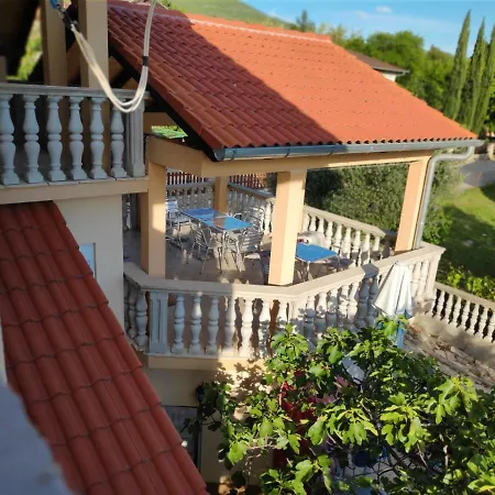 Punta Blava: Beachfront Family Retreat With Sea Views * Obrovac