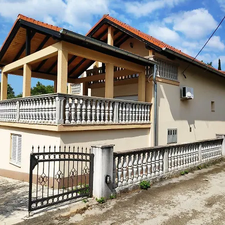 Villa PUNTA BLAVA, beach-front, sea-view, large terraces, internet, Netflix, ideal for quiet vacation Apartamento Obrovac