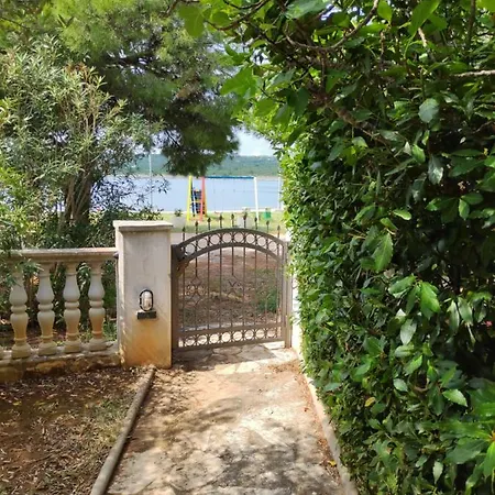 Apartment Punta Blava: Beachfront Family Retreat With Sea Views Obrovac