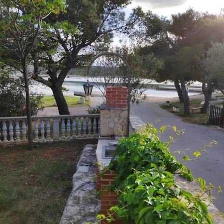 Apartment Punta Blava: Beachfront Family Retreat With Sea Views Obrovac