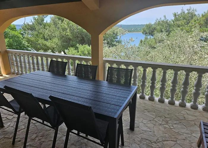 Villa PUNTA BLAVA, beach-front, sea-view, large terraces, internet, Netflix, ideal for quiet vacation * Obrovac