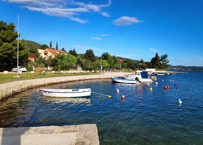 Villa PUNTA BLAVA, beach-front, sea-view, large terraces, internet, Netflix, ideal for quiet vacation * Obrovac
