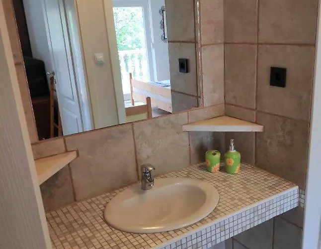 Villa PUNTA BLAVA, beach-front, sea-view, large terraces, internet, Netflix, ideal for quiet vacation Apartamento Obrovac