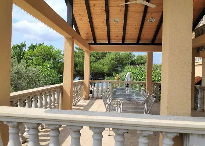 Apartamento Villa PUNTA BLAVA, beach-front, sea-view, large terraces, internet, Netflix, ideal for quiet vacation