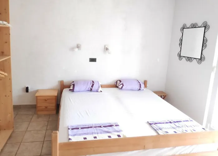 Apartamento Villa PUNTA BLAVA, beach-front, sea-view, large terraces, internet, Netflix, ideal for quiet vacation Obrovac