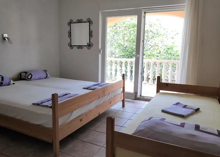 Villa PUNTA BLAVA, beach-front, sea-view, large terraces, internet, Netflix, ideal for quiet vacation * Obrovac
