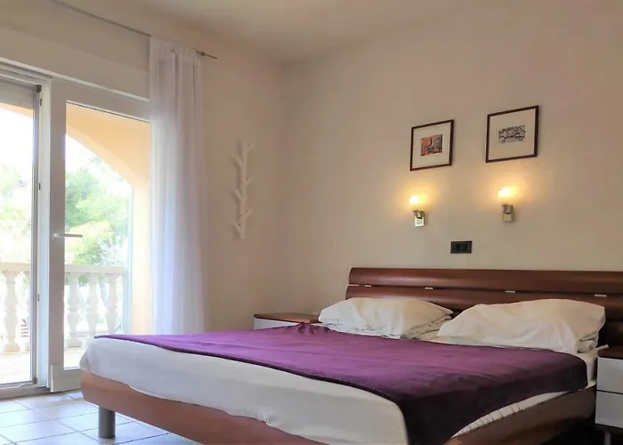 Villa PUNTA BLAVA, beach-front, sea-view, large terraces, internet, Netflix, ideal for quiet vacation Apartamento