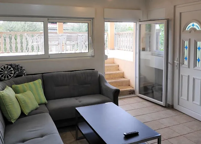 Villa PUNTA BLAVA, beach-front, sea-view, large terraces, internet, Netflix, ideal for quiet vacation *