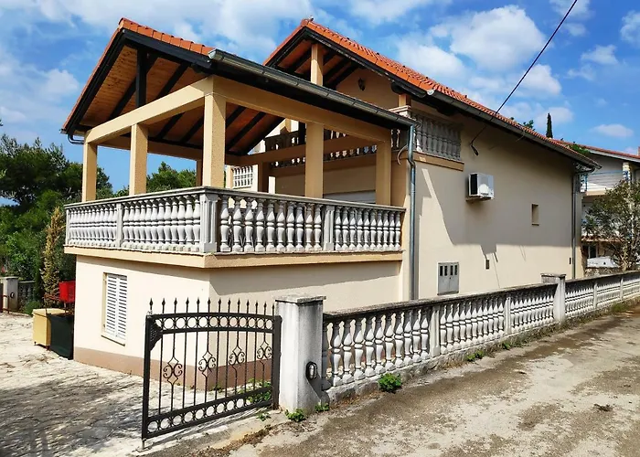 Villa PUNTA BLAVA, beach-front, sea-view, large terraces, internet, Netflix, ideal for quiet vacation Apartamento Obrovac