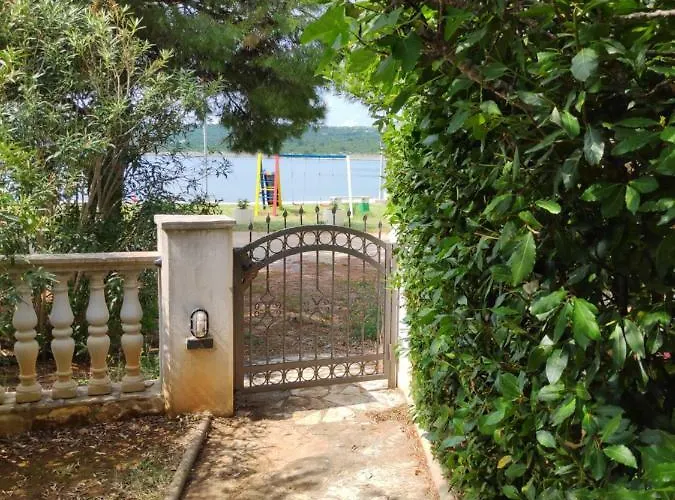 Apartamento Villa PUNTA BLAVA, beach-front, sea-view, large terraces, internet, Netflix, ideal for quiet vacation Obrovac