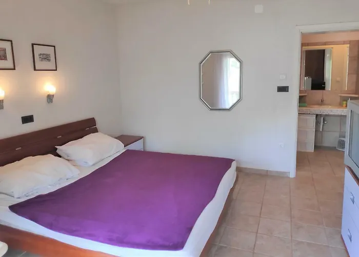 Apartamento Villa PUNTA BLAVA, beach-front, sea-view, large terraces, internet, Netflix, ideal for quiet vacation
