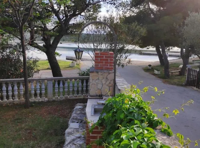 Apartamento Villa PUNTA BLAVA, beach-front, sea-view, large terraces, internet, Netflix, ideal for quiet vacation Obrovac