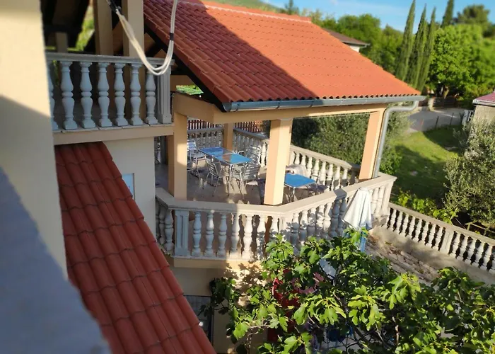 Villa PUNTA BLAVA, beach-front, sea-view, large terraces, internet, Netflix, ideal for quiet vacation * Obrovac