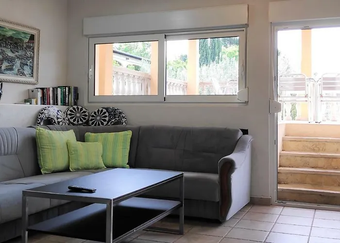 Villa PUNTA BLAVA, beach-front, sea-view, large terraces, internet, Netflix, ideal for quiet vacation * Obrovac