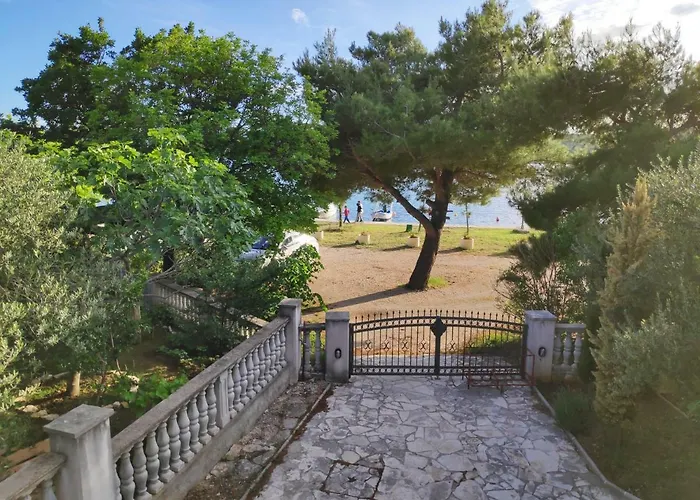 Villa PUNTA BLAVA, beach-front, sea-view, large terraces, internet, Netflix, ideal for quiet vacation Apartamento Obrovac