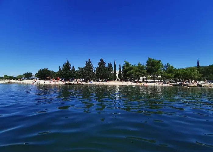 Villa PUNTA BLAVA, beach-front, sea-view, large terraces, internet, Netflix, ideal for quiet vacation Obrovac