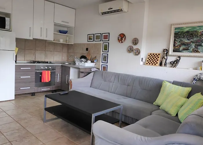 Apartamento Villa PUNTA BLAVA, beach-front, sea-view, large terraces, internet, Netflix, ideal for quiet vacation