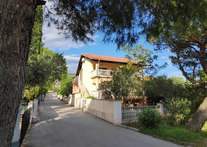 Apartamento Villa PUNTA BLAVA, beach-front, sea-view, large terraces, internet, Netflix, ideal for quiet vacation *